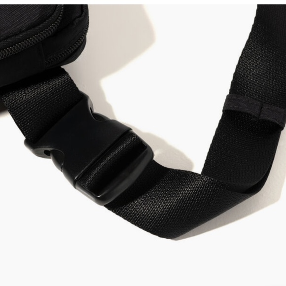 Baggallini Black Modern Belt Bag NWOT - Picture 5 of 14